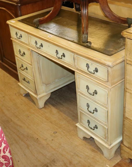 Pedestal desk